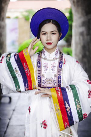 NHẬT BÌNH TRUYỂN THỐNG VẢI TƠ THÊU HOA (TRẮNG)